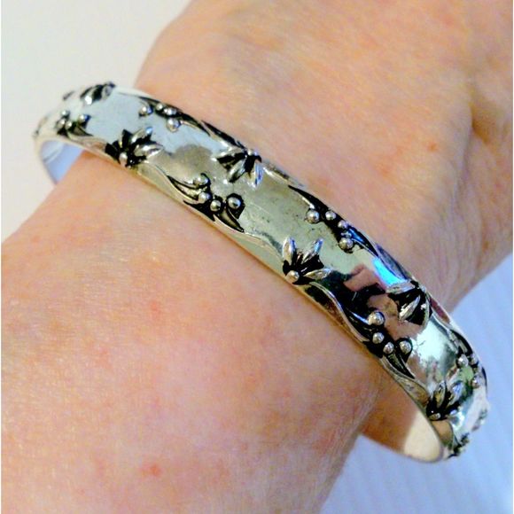 Vintage Avon Antiqued Embossed Silver Tone Cuff Bracelet * - Picture 4 of 4